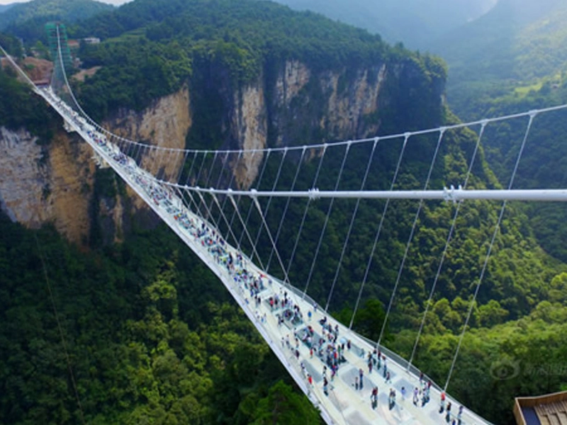 Le pont de verre famouse en Chine --- Zhangjiajie Glass Bridge