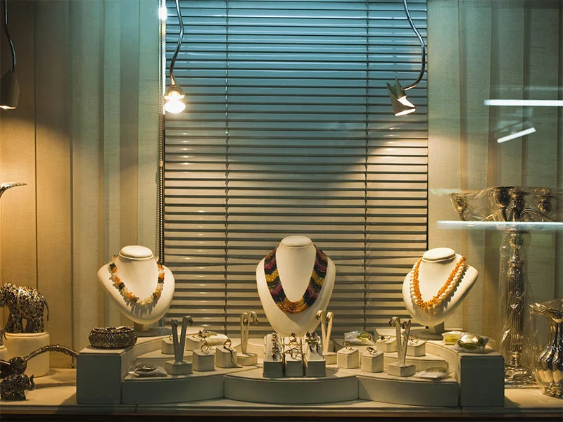 Quels sont les avantages du verre pare-balles par rapport au verre ordinaire