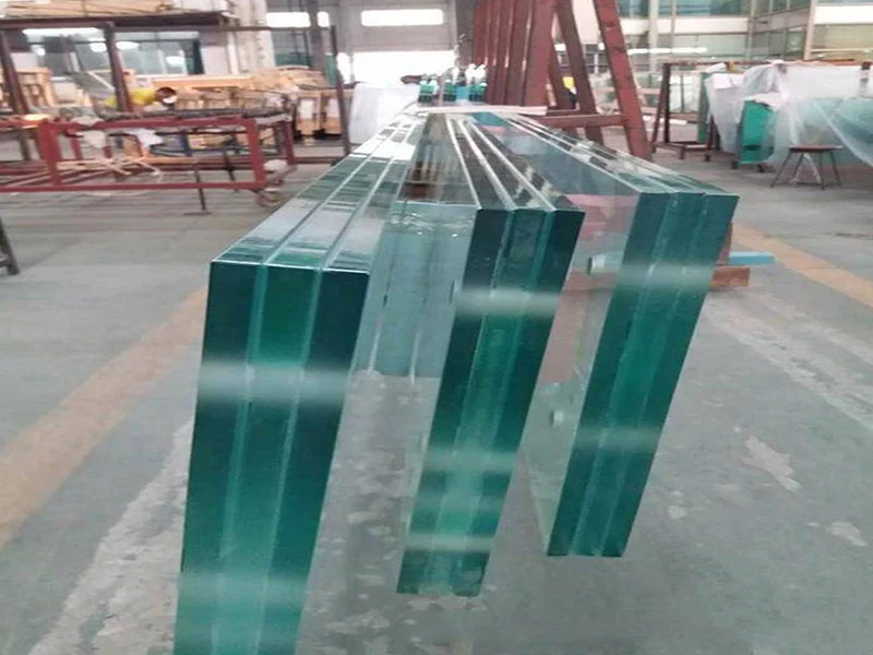 Est-il vraiment prudent qu'il n'y ait qu'une seule fine couche de verre dans la passerelle en verre?