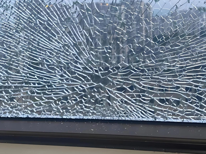 La raison de la rupture spontanée du verre trempé